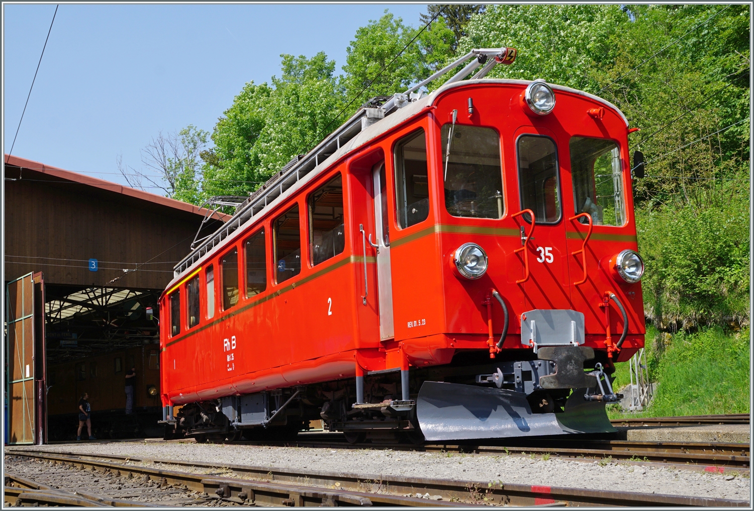 Zur grossen Überraschung zeigte sich am folgenden Tag der frisch revidierte RhB ABe 4/4 I 35 der Blonay Chamby Bahn dann kurz den Betrachtern in Chaulin. Und ist der Bernina Bahn Triebwagen nicht wunderschön geworden?  

29. Mai 2023