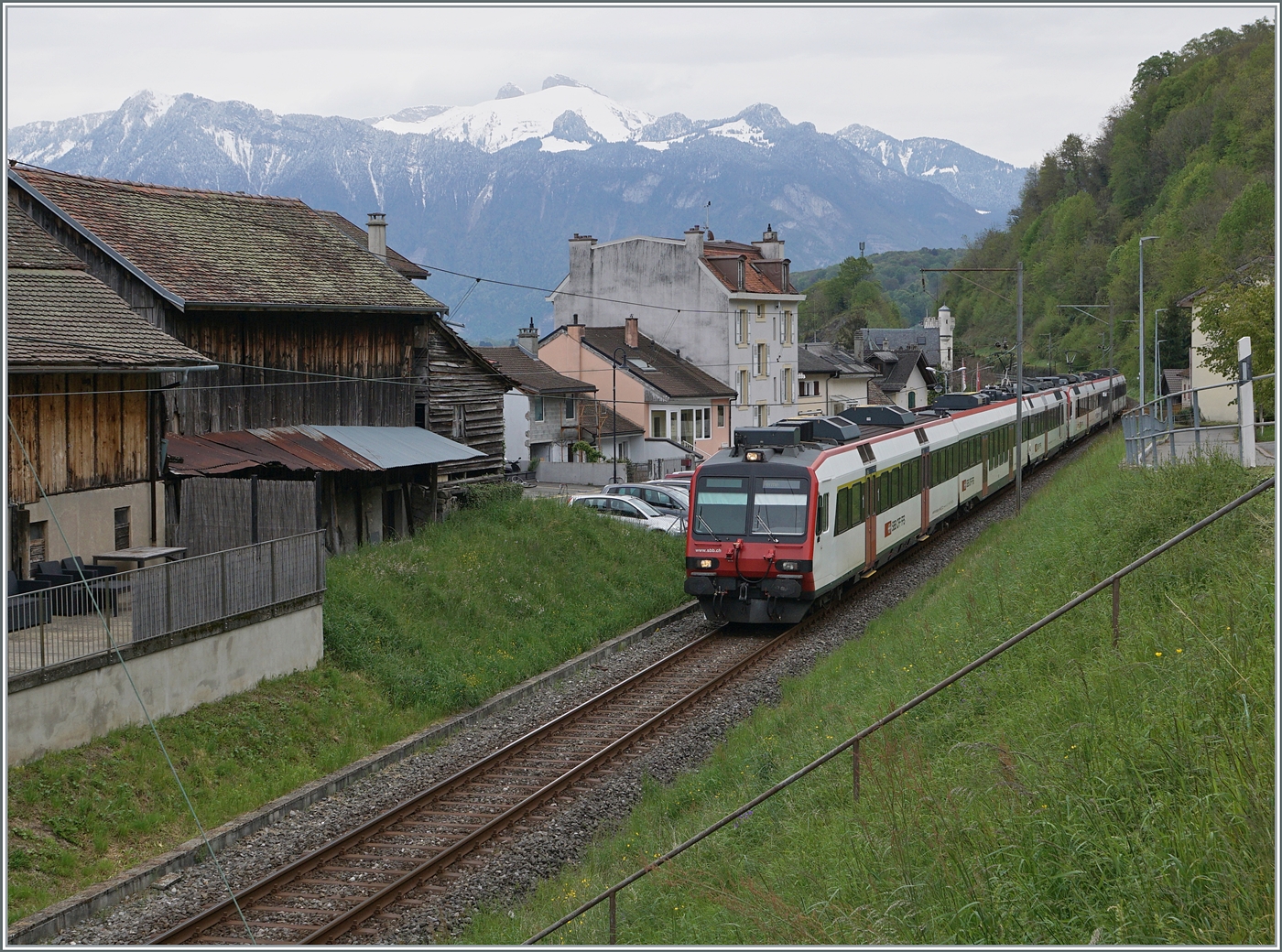 Zwei SBB RBDe 560 erreichen als RegionAlps R91 6120 von Brig erreicht sein Ziel St-Gingolph (Suisse). 

24. April 2024