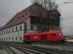 Nach der �bergabe des Sonderzuges an die Re 4/4 I 10009 verl�sst 2016 064 den Bahnhof Konstanz in Richtung Radolfzell und f�hrt am 07.12.2014 am Konzilgeb�ude vorbei.