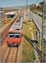 Ein SBB NPZ (zweiteilig) verl�sst Weil am Rhein in Richtung L�rrach. 

ein Analogbild vom Herbst 2003