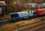Aktuell besteht bei der KSW (Kreisbahn Siegen-Wittgenstein) immer noch Lokmangel, so ist zurzeit auch die RBH 804 / 275 804-9 (98 80 0275 804-9 D-RBH) eine MaK G 1206 der RBH - RAG Bahn und Hafen GmbH (Gladbeck), an die KSW vermietet. Hier fährt sie am 08 Dezember 2025 um 16:21 Uhr, beim allerletzten Licht des Tages, mit einem Übergabegüterzug (leere Wagen) auf dem Rbf der KSW in Herdorf (Betriebsstätte Freien Grunder Eisenbahn - NE 447) vor zur Gleisspeere (Anschlussstelle) zur Hellertalbahn. Die Helligkeit des Bildes täuscht etwas über die eigentlichen tatsächlichen Lichtverhältnisse hinweg.

Die MaK G 1206 wurde 1997 von der Siemens Schienenfahrzeugtechnik (SFT) in Kiel-Friedrichsort unter der Fabriknummer 1000903 gebaut und an die damalige RAG - Ruhrkohle AG, RAG Bahn- und Hafenbetriebe in Gladbeck als RAG 804 ausgeliefert, 2004 erfolgte die Umfirmierung in RAG Bahn und Hafen GmbH (RBH) und nach der Übernahme durch die DB Schenker Rail Deutschland AG (heute DB Cargo) erfolgte 2006 die Umfirmierung in RBH Logistics GmbH. 

Die SFT war die Nachfolgefirma der Krupp Verkehrstechnik GmbH bzw. der früheren Maschinenbau Kiel GmbH (MaK). Die SFT wurde am 1. Oktober 1998 von Siemens an die Vossloh AG verkauft, in Vossloh Schienenfahrzeugtechnik (VSFT) umbenannt und firmierte seit 23. April 2004 als Vossloh Locomotives GmbH. Die Vossloh-Lokomotiven aus Kiel trugen das Kürzel MaK in der Fahrzeug-Typenbezeichnung. Nach der Fokussierung von Vossloh auf den Bereich Schiene erfolgte 2019 ein weiterer Verkauf an die Chinesische CRRC Zhuzhou Locomotive Co., Ltd.

Die Lok (MaK G 1206):
Die MaK G 1206 ist im schweren Rangier- und Streckendienst einsetzbar. Sie wurde 1997 zum ersten Mal gebaut, erster Kunde war die RAG, somit diese (die 804) erst die Vierte der Serie. Bis 2016 wurden insgesamt 323 Fahrzeuge der Baureihe G 1206, in 5 verschiedenen Varianten, produziert. Sie wurden nach Deutschland, Österreich, der Schweiz, Luxemburg, Italien, Spanien, den Niederlanden und nach Frankreich verkauft worden. Allein 23 Lokomotiven fahren als BB 61000 bei der SNCF, davon sechs mit MTU-Motor (Die G 1206 gibt es wahlweise mit Caterpillar- oder MTU-Motor). 

Diese Lok der ersten Serie (von 11 Stück) hat einen wassergekühlten 90°V16- Zylinder-Viertakt-Dieselmotor mit Abgasturbolader und Ladeluftkühlung, sowie mit Direkteinspritzung, vom Typ MTU 16V 396 TC 14 des Herstellers MTU Friedrichshafen GmbH (MTU steht für Motoren- und Turbinen-Union). Der Motor hat ein Zylinderbohrung von 165 mm und einen Kolbenhub von185 mm, damit hat der Motor einen Hubraum von 63.3 Litern. Die Motorleistung beträgt 1.570 kW (2.135 PS) bei 1.800 U/min, solche Leitungen erbringe heute 12 Zylindermotoren. Das Strömungsgetriebe ist ein Voith L 5r4 zU2. Die Höchstgeschwindigkeit der Lok beträgt 80 km/h.

Die G 1206 nimmt im 3. Typenprogramm eine besondere Rolle ein. Sie ist nicht nur die größte und leistungsstärkste Mittelführerhaus-Lok als Schlusspunkt dieser Typenreihe, sondern hat mit ihrer Verbreitung in vielen Ländern Europas inzwischen eine gebaute Stückzahl erreicht wie noch keine unabhängig von Staatsbahnaufträgen entwickelte Standardlok aus Kiel vor ihr. Was 1997 als neue Lokgeneration für die Ruhrkohle AG begann, ist heute eine Lokomotive, die in acht europäischen Ländern bei zahlreichen Bahnen, darunter zwei Staatsbahnen, im Einsatz steht.

Mitte der 1990er Jahre entstand bei den Bahn- und Hafenbetrieben der Ruhrkohle AG Bedarf nach neuen Diesellokomotiven. Diese Maschinen sollten nicht nur im schweren internen Rangier- und Zustelldienst eingesetzt werden, sondern auch - die Möglichkeiten der Liberalisierung nutzend - mit schweren Kohlezügen auf Strecken der DB AG verkehren. Dafür benötigten die Lokomotiven eine entsprechend hohe Motorleistung und eine Höchstgeschwindigkeit, die einen freizügigen Einsatz auf DB-Gleisen zulässt.

Den Auftrag zur Entwicklung und Lieferung von elf dieser Lokomotiven bekam die damalige Siemens Schienenfahrzeugtechnik GmbH. Das Ergebnis war die G 1206, deren erstes Exemplar Ende Juli 1997 an die RAG ausgeliefert wurde. Sie ist aus der G 1205 entwickelt worden und unterscheidet sich von dieser hauptsächlich durch den Dieselmotor mit 16 statt 12 Zylindern und eine entsprechend dimensionierte Kühlanlage mit zwei Lüfterrädern. Um die größere Maschinenanlage auf der Lokomotive unterbringen zu können, ist die G 1206 fast zwei Meter länger als ihre Vorgängerin ausgeführt worden.

Die 5 verschiedenen Varianten unterscheiden sich vor allem an den verwendeten Motoren und Getrieben, wie folgt:
•	Motor MTU 16V 396 TC14 mit 1570 kW; Getriebe L 5r4 zU2; Hg 80 km/h
•	Motor MTU 16V 396 TC14 mit 1570 kW; Getriebe L 5r4 zseU2; Hg 60 / 100 km/h
•	Motor MTU 12V 4000 R20 mit 1500 kW; Getriebe L 5r4 zU2; Hg 80 km/h
•	Motor Caterpillar 3512B DI TA mit 1500 kW; Getriebe L 5r4 zU2; Hg 100 km/h
•	Motor MTU 12V 4000 R41 mit 1500 kW; Getriebe L 5r4 zseU2; Hg 60 / 100 km/h

TECHNISCHE DATEN der G 1206 der 1. Serie (RAG):
Spurweite: 1.435 mm (Normalspur)
Antriebart:  dieselhydraulisch
Achsfolge: B'B' 
Länge über Puffer: 14.700 mm
Drehzapfenabstand: 7.200 mm
Achsabstand im Drehgestell: 2.400 mm
größte Breite: 3.080 mm
Höhe über Schienenoberkante: 4.220 mm
Raddurchmesser: 1.000 mm (neu)
Motor: MTU 16V 396 TC14 
Leistung: 1.570 kW bei1.800 U/min
Strömungsgetriebe: Voith L 5r4 zU2
Anfahrzugkraft: 291 kN
Höchstgeschwindigkeit: 80 km/h
kleinster befahrbarer Gleisbogen: 60 m
Dienstgewicht: 88 t
Kraftstoffvorrat: 3.150 l
