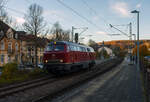 Die alias 215 027-4 eigentlich 225 027-2 (92 80 1225 027-2 D-NEOX) der Neo Lox GmbH Bottrop (NEOX) fährt am 05 November 2025 auf Tfzf (Triebfahrzeugfahrt) / als Lz (Lokzug) durch den Bahnhof Kirchen (Sieg) in Richtung Betzdorf bzw. Köln. 

Die V 163 wurde 1970 von der Friedrich Krupp AG in Essen unter der Fabriknummer 5048 gebaut und an die Deutsche Bundesbahn als 215 027-4 geliefert. Im Jahr 2001 ging sie an die DB Cargo AG und wurde in die heutige 225 027-2 umgebaut und umgezeichnet. Zum Umbau gehörte der Ausbau der Dampfheizung, da diese für Güterzüge nicht mehr benötigt wurde. Stattdessen wurde ein Vorwärm- und Warmhaltegerät für die Maschinenanlage eingebaut. Außerdem besitzen die Loks eine Doppeltraktionssteuerung, die die Doppeltraktion mit Loks der Baureihen 217 und 218 ermöglichen. Im Oktober ging sie an die EfW-Verkehrsgesellschaft mbH in Frechen und im Jahr 2024 an die Neo Lox GmbH.

Die Lok ist nur, mit einer Höchstgeschwindigkeit von 140 km/h, in Deutschland zugelassen, aber auch für Steilstrecken.

Die Lokomotiven der Baureihe 215 wurden kurzfristig als Variante der V160-Familie für den Personen- und Güterverkehr beschafft und dabei im Gegensatz zu anderen Baumustern der V160-Familie mit Heizdampferzeugern ausgerüstet. Geplant war sie im alten Baureihenschema als V 163. Diese Lokomotiven sollten später in die Baureihe 218 umgebaut werden können. Dazu erhielt sie bereits den um 400 Millimeter verlängerten Lokkasten anderer bis dahin nur als Prototyp vorhandener Baureihen. Der Hauptgrund für den Bau der Baureihe 215 lag darin, dass die Reihe 218 noch nicht Serienreife erreicht hatte, die Bundesbahn aber die restlichen noch vorhandenen Dampflokomotiven ersetzen wollte. 1968 bis 1970 wurden insgesamt 150 Lokomotiven gebaut.

Mitte der 1980er erhielten die Maschinen mit 12-Zylinder-V-Motor Abgashutzen auf dem Dach (wie diese). Sie bewirkten eine Beschleunigung und Umlenkung der Abgase, so dass bei klimatisierten Reisezugwagen, welche auf dem Dach die Luftansaugöffnungen hatten, eine Belästigung der Fahrgäste durch Abgase oder Abgasgerüche vermieden wurde. Weiterhin sorgten die Hutzen noch für andere Effekte: die bis zu 280 °C heißen Abgase wurden V-förmig an der Oberleitung vorbeigeleitet, so dass die Oberleitung nicht verrußt wurde und sich nicht zu sehr ausdehnte. Außerdem wurde die Gefahr von Böschungsbränden durch herabsinkende, heiße Rußpartikel reduziert. Auch eine Türschließanlage und Bremsgestängesteller zum automatischen Nachstellen des Bremskolbenhubes wurden nachgerüstet.

Die Lok hat laut Betreiber eine Leistung von 2.720 PS (2.000 kW), bei dieser Leistung dürfte es sich um einen neueren Dieselmotor handeln. Die Leistungsübertragung erfolgt hydraulisch, der Motor treibt ein mittig angeordnetes zweistufiges Strömungsgetriebe (Turbogetriebe) von Voith L 820 brs, über Kardanwellen (Gelenkwellen) werden jeweils die Radsatzgetriebe (2 Stück je Drehgestell) angetrieben und somit alle Achsen angetrieben.
