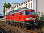 Die remotorisierte  Ludmilla  233 572-7 (92 80 1233 572-7 D-DB) der DB Cargo Deutschland AG, ex DB 232 572-8, DR 132 572-9, erreicht am 20.09.2018 als Lz den Hauptbahnhof Brandenburg an der Havel und fährt weiter zum Rbf (Rangierbahnhof). 
Die V 300 wurde 1978 von LTS (Luhanskyj Teplowosobudiwnyj Sawod auch bekannt als Lokomotivfabrik „Oktoberrevolution“  Lugansk (ehemals Woroschilowgrad)) unter der Fabriknummer 0832 gebaut und als 132 572-9 an die Deutsche Reichsbahn (DR) geliefert. Zum 01.01.1992 erfolgte die Umzeichnung in DR 232 572-8 und zum 01.01.1994 dann in DB 232 572-8. Im Jahre 2002 erfolgte dann der  Umbau und Remotorisierung im Ausbesserungswerk Cottbus mit einem neuen Zwölfzylinder-Viertakt-Dieselmotor vom Typ 12D49M, daraufhin erfolgte zum 28.11.2002 die Umzeichnung in DB 233 572-7.

In den 1960er Jahren wurde auf politischer Ebene beschlossen, dass der Traktionswandel in der DDR vor allem durch Diesellokomotiven zu erfolgen habe. Wegen der Spezialisierungsvereinbarungen innerhalb des RGW (Rat für gegenseitige Wirtschaftshilfe) konnte der künftige Bedarf der DR an leistungsstarken Diesellokomotiven aber nicht mehr aus einheimischer Produktion gedeckt werden, da bei so hohen PS-Leistungen elektrische Fahrmotoren benötigt werden. Der im deutschsprachigen Raum übliche dieselhydraulische Antrieb fiel damit aus.

Die damalige DR hatte bis dahin keine Erfahrung mit dieselelektrischer Antriebstechnik. Zudem gab es einen Beschluss innerhalb des RGW, dass Maschinen mit mehr als 2.000 PS nicht in der DDR gebaut werden sollten, da bereits sehr viele kleinere Diesellokomotiven aus DDR-Produktion kamen und die UdSSR um ihre Vormacht bei Großdiesellokomotiven fürchtete. Die Versuchslok V240 blieb deshalb ein Einzelstück.

Neben den reinen Güterzugloks der Bauart M62 (V 200, DR-Baureihe 120) „Taigatrommel“ sollten auch 30.00 PS starke, 140 km/h schnelle Loks mit elektrischer Zugheizung (später auch 160 km/h schnelle Maschinen mit 4.000 PS Leistung) aus der Sowjetunion beschafft werden. Deren Konstruktion erfolgte nach den Vorgaben der DR bei der Lokomotivfabrik Luhansk (damals Woroschilowgrad). Da eine zentrale elektrische Zugheizung für russische Verhältnisse eher ungeeignet ist, mussten entsprechende Aggregate völlig neu entwickelt werden und standen zum Lieferbeginn noch nicht zur Verfügung.

Die Lokomotiven der Baureihe 130 (DB 230), BR 131 (DB 231), BR 132 (DB 232, 233, 234 und 241) und BR 142 (DB 242) wurden ab 1970 aus der damaligen Sowjetunion in die DDR importiert und bei der Deutschen Reichsbahn in Dienst gestellt. Die Baumuster wurden noch als V 300 auf der Leipziger Messe vorgestellt.

Von der Baureihenfamilie wurden zwischen 1970 und 1982 insgesamt 873 Stück in Dienst gestellt. Im Volksmund sind die Dieselmaschinen unter dem Namen „Ludmilla“  geläufig. Heute sind bei der Deutschen Bahn nur noch aus der Baureihe 132 hervorgegangene Lokomotiven im Einsatz.

Die Umbau-Baureihe 233:
Im Jahre 2002 begann man mit dem Stabilisierungsprogramm der BR 232, zur Erhöhung der Zuverlässigkeit, Verfügbarkeit und Wirtschaftlichkeit, sowie der Reduzierung der Emissionswerte, der Umbau bestand im Wesentlichen aus:
Die Lok der BR 232 erhielt nun einen direkteinspritzenden V-12-Zylinder-Viertakt-Dieselmotor des russischen Typs Kolomna 12D49M  einer Nennleistung von 2.206 kW und einer maximal eingestellten Traktionsleistung von 1.900 kW ausgerüstet worden. Da der Umbau für den russischen Motor am geringsten war, entschied man sich für den Einbau dieses Motors. Während der Originalmotor ein 16-V-Zylinder-Dieselmotor (Kolomna 5D49) war, ist der neue Motor nur noch ein 12-Zylinder-V- Dieselmotor. Der der neue Motor hat einen Hubraum von 165,6 l gegenüber 220,9 l des alten Motors, die fast gleiche Leistung wird u.a. durch einen höheren Ladedruck erreicht. Dieser wurde von 1,3 bar auf nun 2,1 bar erhöht. Aber auch der Einspritzdruck (Beginndruck 380 bar gegenüber 320 bar) und der max. Verbrennungsdruck (140 bar gegenüber 115 bar) sind entsprechend höher.
Wie auch beim alten Motor können einzelne Zylindergruppen zur Dieseleinsparung bei Nichtbedarf abgeschaltet werden. Insgesamt wurden 65 Lokomotiven mit dem neuen Motor Typ Kolomna 12D49M ausgestattet und zur Unterscheidung als Baureihe 233 bezeichnet, dabei wurden die alten Ordnungsnummern beibehalten. 

Systemänderungen gegenüber dem 5D49 bestehen vor allem im Zweikreiskühlsystem, der Ausstattung mit zwei Ölwärmetauschern und der Notabstellung mittels Notstopp bzw. Luftabsperrklappe.
Die veränderte Lage des Abgasturboladers des 12D49M gegenüber dem 5D49 im Lokkasten erforderte außerdem den Einbau eines gekürzten Schalldämpfers. Weiterhin wurde die Verbrennungsluftanlage auf eine mit vier Papierfiltereinsätzen bestückte einseitige Luftansauganlage umgerüstet. 

Technische Daten der BR 233:
Spurweite: 	1.435 mm (Normalspur)
Achsformel: Co’Co’
Länge über Puffer: 20.820 mm
Achsabstand im Drehgestell:  2 x 1.850 mm (3.700 mm)
Dienstgewicht: 122t
Radsatzfahrmasse:  20,4 t 
Anfahrzugkraft: 294 kN
Dauerzugkraft: 194 kN
Höchstgeschwindigkeit: 120 km/h
Treibraddurchmesser: 	1050 mm

Motorart: direkteinspritzenden V-12-Zylinder-Viertakt-Dieselmotor mit Abgasturbolader und Ladeluftkühlung, 4 Ventile pro Zylinder
Motorentyp: Kolomna 12D49M
Motorleistung: 2.206kW (2.999 PS) bei 1.000 U/min
Motorhubraum: 165,6 l
Ladeluftdruck: 2,1 bar
Einspritzbeginndruck: 380 bar
Max. Verbrennungsdruck: 140 bar

Leistungsübertragung: elektrisch
Traktionsgeneratortyp: GS-501A
Traktionsgeneratorleistung: 	2.190kW
Traktionsleistung: 1.830 kW (6 x 305 kW)
Anzahl der Fahrmotoren: 6 (á 305 kW)
Fahrmotortyp: ED 118 A
Tankinhalt: max. 6000 l
