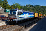 Die an die SBB Cargo International AG vermietete Siemens Vectron MS - 193 110  Zugersee  (91 80 6193 110-4 D-Rpool) der Railpool GmbH (München) fährt am 18 August 2025 mit einem Containerzug