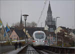 Aus aktuellem Anlass: 411 070  Penzlau  bestreitet heute die letzte planmäßige Fahrt eines ICE-T von Konstanz aus. Hier auf der Rheinbrücke. Konstanz, November 2025.