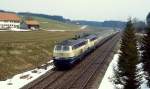 218 412-5 und eine weitere 218 sind Anfang April 1988 mit einem Schnellzug bei G�nzach auf der Allg�ubahn in Richtung Schweiz unterwegs