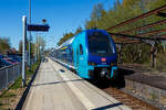 Der vierteilige Stadler KISS Doppelstocktriebzug 445 129 / 445 629 der DB Regio Nord im NAH.SH-Design (Schleswig-Holstein) erreicht, als RB 86 von L�beck Hbf nach Travem�nde Strand, am 22 April 2026 den Hp L�beck-Travem�nde Hafen. 

Der KISS wurde 2022 von Stadler Pankow GmbH in Berlin unter den Fabriknummern 43511/43515 gebaut.