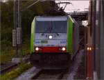 In Heppenheim wartet Re 486 506 der BLS die Überholung des verspäteten IC nach Freiburg ab.