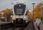 Ein neues Gesicht zum Bodensee: Der frisch getaufte Kiss-IC 4110 111  Gäu .

Einfahrt mit den letzten Sonnenstrahlen nach Konstanz. Oktober 2021.
