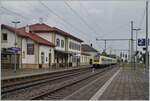 Erzingen (Baden), Ende der elektrizierten Strecke von Schaffhausen her und Ende der Doppelspur in Richutung Waldshut.

Auf Gleis 1 erreichen zwei 612 nach Basel Bad. Bf den Bahnhof von Erzingen.

6. Sept. 2022