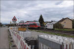 644 040 fährt rheinabwärts durch Warmbach und die Baustelle des künftigen Haltepunktes ebendort.