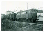 Heute sausen SBB Flirt durchs Wiesental, fr�her war die Strecke sehr viel altert�mlicher. Hier Lok E 32 22 in L�rrach im Jahre 1962. 