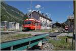 Der TMR/SNCF BDeh 4/8 21 verl�sst Vallorcine in Richtung St-Gervais-les Bains-le-Fayette, w�hrend im Hintergrund ein TMR Beh 4/8 zur Abfahrt nach Martginy bereit steht.