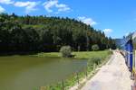 Vorbei am idyllischen See auf der Passh�he.