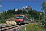 Der RE 18121 von Frasne nach Neuchâtel bei Le Frambourg; im Hintergrund das Château de Joux.