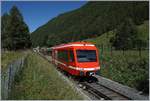 Der SNCF Z 850 N° 52 (94 87 0001 854-2F-SNCF) hat vor Kurzem den im Hintergrund zu erkennenden Bahnhof von Vallorcine verlassen und fährt nun als TER 18988 nach Les Houches.