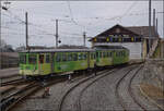 Im Depot gab es beim Warten auf die Einfahrt auch den Blick auf den Zug, dem wir im Konvoi gefolgt waren: Steuerwagen Bt 352, 1966 von der SIG gebaut, geschoben von Be 4/4 302 der im gleichen Jahr von der SIG und SAAS an die AL geliefert wurde. Ein wenig Antiquitätenshow bei der AL extra für uns. Aigle Depot, Januar 2026.