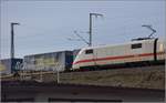 ICE 1 begegnet auf der Grenze einem LKW-Walter-Zug.