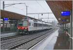 Bei einen interessanten Wetter wartet der von der SBB an die TPF ausgeliehene RBDe 560 Domino auf die Weiterfahrt nach Broc-Village.