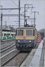 Nachdem die IRSI  Rheingold  Re 4/4 II 11387 (Re 421 387) mit ihrem Kieszug in Morges eingetroffen war und den Zug für wie Weiterfahrt über Schmalspurgleise über die Rollbockgrube