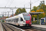 Am 11.10.2025 kommt der TRF-RBDe 527 195 im Bahnhof Murten an