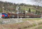 Tm 232 132-1 wartet in Au SG auf die Durchfahrt eines Gegenzuges, um anschlie�end auf der eingleisigen Rheintalstrecke Richtung Buchs weiterzufahren (13.04.2013).
