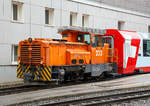 
Die RhB Gm 3/3 – 233 rangiert am 17.02.2017  den Glacier-Express  Panoramawagen MGB Api 4040 im Bahnhof Chur.

Die Gm 3/3 ist eine dreiachsige dieselelektrische Rangierlokomotive der Rhätischen Bahn (RhB). Für die RhB wurden drei Maschinen von der französischen Firma Moyse gebaut und zwischen 1975 und 1976, mit den Betriebsnummern 231 bis 233, in Betrieb genommen. Die 233 wurde 1976 unter der Fabriknummer 3555 von Moyse gebaut.

Gemäß der ursprünglichen Idee sollte der Hersteller, die französische Firma Moyse, die meisten Baugruppen aus der Serienproduktion eines französischen Loktyps übernehmen. Die vielen Sonderwünsche der RhB (MTU-Dieselmotor, Vakuumbremse, Vielfachsteuerung, Führerstandseinrichtung nach RhB-Norm) erzwangen jedoch umfangreiche Änderungen und verzögerten die Lieferung der Anfang 1974 bestellten Fahrzeuge erheblich.

Die Stundenleistung der maximal 55 km/h schnellen, 34 t schweren Lokomotiven beträgt 220 kW. Mittels eines dem Gleichstrom-Fahrmotor nachgeschalteten Getriebe kann zwischen Rangier- und Streckengang gewechselt werden.

Die ursprünglich rotbraun, seit Anfang der 1990er Jahre verkehrsorange lackierten Gm 3/3 verrichten planmäßig den schweren Rangierdienst auf den Bahnhöfen Landquart, Chur und Untervaz. Dank ihrer hohen Anfahrzugkraft (im Rangiergang 153 kN) und der möglichen Doppeltraktion eignen sich die robusten Fahrzeuge auch für den schweren Bauzugdienst. Schneeräumfahrten, gemeinsam mit der kleinen Schneeschleuder Xrotm 9216 oder der grossen Xrotmt 9217, gehören ebenfalls zum Einsatzprogramm.

TECHNISCHE DATEN (der Gm 3/3):
Spurweite:  1.000 mm
Achsformel: C
Länge über Puffer: 7.960 mm
Breite: 2.700 mm
Dienstgewicht: 34 t
Höchstgeschwindigkeit:  55 km/h
Dauerleistung:  386 kW (Dieselmotor) / 220 kW (am Rad)
Anfahrzugkraft:  153 kN (Rangiergang) / 61 kN (Streckengang)
Stundenzugkraft:  83.4 kN (Rangiergang) / 34.3 (Streckengang)
Treibraddurchmesser:  920 mm
Motor:  MTU 6-Zylinder-Dieselmotor 6V 33 1 TC10
Leistungsübertragung:  Diesel-Elektrisch