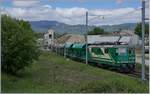 Die BAM MBC Re 4/4 II (91 85 4420 506-8 CH-MBC) mit ihrem leeren Kieszug auf der Fahrt vom Industrieanschluss zum Bahnhof von Gland.