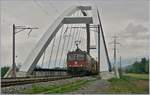 Die SBB Rohnebrücke zwischen St-Maurice und Bex von der Walliser Seite her gesehen mit der SBB Re 4/4 II 11243 mit einem Güterzg auf der Fahrt Richtung Wallis.