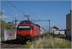 Die ihren IC schienend SBB Re 460 028-4 hat soeben den  Alten Hauenstein  Tunnel verlassen und fährt nun durch den Bahnhof von Läufelfingen in Richtung Basel. (Sommerfahrplan 2018)

11. Juli 2018