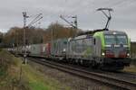 Am 6 Dezember 2025 treft BLS 475 408 mit ein KLV in Venlo ein und passiert der Bahnübergang und beliebter Fotopunkt Vierpaardjes.
