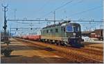 Eine SBB Re 6/6 mit die IC  Mont-Blanc  Genève - Hamburg bei der Durchfahrt in Grenchen Nord.