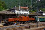 Für mich die Königinnen der E-Loks die SBB Krokodile Ce 6/8. Wer dann auch noch gut schmiert (wie hier) der fährt auch gut und noch lange. Und so fährt eine solche schöne Maschine auch mal 100 Jahre....

Das SBB Gotthard Krokodil Ce 6/8 II 14253 (eigentlich SBB Be 6/8 II 13253) der SBB Historic am 02.08.2019 mit einem Sonderzug im Bahnhof Göschenen. Wie eine Dampflok müssen auch bei einer solchen E-Loks mit Stangenantrieb die Lagerstellen gut geschmiert werden.

Die Ce 6/8 II 14253 «Krokodil» feierte 2019 ihren hundertsten Geburtstag. Seit 100 Jahre war die legendäre Lokomotive „Krokodil“ auf den Schweizer Schienen unterwegs, mit Vorliebe diese am legendären Gotthard. 

Das Krokodil 14253 wurde 1919 (mechanischer Teil) von der Schweizerische Lokomotiv- und Maschinenfabrik (SLM) in Winterthur unter der Fabriknummer 2673 gebaut, der elektrische Teil ist von der Maschinenfabrik Oerlikon (MFO). 

Nach der Ablieferung im Jahre 1919 fuhr sie (wie auch die Anderen) erst die Strecke Bern–Thun–Spiez, da diese Strecke die einzige elektrifizierte der SBB war. Die Krokodile fuhren dabei unter einer Spannung von 7.500 V statt der später üblichen 15.000 V. Dies war am Anfang nötig, da die Verschmutzung der Isolatoren durch Dampflokomotiven noch keine höhere Spannung zuließ.

Mit der Elektrifizierung der Gotthardstrecke ab Oktober 1920 (Depot Erstfeld) wurden die Krokodile primär im Gotthardverkehr eingesetzt. Sie lösten dort die SBB „Elefanten“ Dampflokomotiven C 5/6 ab, welche damals gerade malerst drei bis sechs Jahre alt waren.

Die Ce 6/8 II bekam mit den wenig später entwickelten Ce 6/8 III in ähnlicher Bauart den über die Grenzen der Schweiz hinaus bekannten Spitznamen „Krokodil“. So waren die Krokodile dann in der ganzen Schweiz im Güterverkehr anzutreffen. So kam die Ce 6/8 II 14253 im Jahr 1924 zum Depot Basel, 1926 ging sie zum Depot Zürich, wo sie 1943 umfassend zur Be 6/8 II 13253 umgebaut wurde. In diesem Zusammenhang konnte die Höchstgeschwindigkeit von 65 km/h auch auf 75 km/h erhöht werden, daher bekamen die Lokomotiven die Bezeichnung Be 6/8 II und die 13-tausender Nummern. Nach dem Umbau ging sie wieder an den Gotthard (Depot Erstfeld), wo sie bis 1976 ihren Dienst versah und gleichdrauf erfolgte die Aufarbeitung in das historische Triebfahrzeug Ce 6/8 II 14253 und ist der SBB Historic zugeordnet, als welches sie heute noch immer fährt.

TECHNISCH DATEN Ce 6/8 II:
Hersteller: 	SLM (mechanischer Teil) / MFO (elektrischer Teil)
Baujahre: 1919 bis1922
Spurweite: 1.435 mm (Normalspur)
Achsfolge: (1’C)(C1’)
Länge über Puffer:  19.400 mm (mit Stangenpuffern)
Gesamtradstand: 17.000 mm
Triebachsendurchmesser: 1.350mm
Laufraddurchmesser: 950mm
Dienstgewicht: 128 t
Getriebeübersetzung: 1:4,03
Anzahl Fahrmotoren: 4
Höchstgeschwindigkeit: 65 km/h
Stundenleistung: 1.650 kW (2.240 PS) bei 36 km/h 
Dauerleistung: 1.000 kW (1.340 PS) bei 40 km/h 

Geänderte TECHNISCH DATEN nach Umbau zur Be 6/8 II:
Länge über Puffer: 19.460 mm 
Dienstgewicht: 126 t
Höchstgeschwindigkeit: 75 km/h
Stundenleistung:  2.700 kW (3.640 PS) bei 45 km/h
Dauerleistung: 1.810 kW (2.440 PS) bei 46,5 km/h

Der mechanische Teil:
Fahrwerk
In jedem der zwei Vorbauten befinden sich drei mit Kuppelstangen gekuppelte Triebachsen und eine Laufachse in einem Bisselgestell. Die mittlere Triebachse jedes Teils besitzt eine Seitenverschiebbarkeit von 25 mm zwecks besserer Fahreigenschaften in den Kurven. Die Laufachsen können sich um 83 mm auf beide Seiten bewegen. Die Abfederung der Triebachsen erfolgt über Blattfedern auf die Rahmen der Vorbauten, wobei zum Ausgleich der Achsdrücke zwischen den Triebachsen sowie der benachbarten Laufachse Ausgleichshebel eingebaut sind.

Zugkraftübertragung
Die Übertragung der Zug- und Stoßkräfte erfolgt von den Triebachsen auf die Rahmen der Vorbauten. Von dort werden die Kräfte einerseits auf die Zughaken und Puffer weitergeleitet. Andererseits erfolgt die Übertragung der Kräfte über eine abgefederte Kurzkupplung von einem Triebgestell auf das andere. Der zentrale Kasten dient also im Gegensatz zu anderen Lokomotiven des „Krokodil“-Typs nicht der Kraftübertragung von einem zum anderen Triebgestell. Die Kurzkupplung wirkt des Weiteren auch als Querkupplung und verbessert dadurch insbesondere den Einlauf des nachlaufenden Triebgestells in Kurven.

Antrieb
Kraftübertragung durch einen Dreiecksrahmen. In jedem Rahmen der Vorbauten sind zwischen der ersten und zweiten Triebachse zwei Triebmotoren eingebaut. Jeder der zwei Motoren treibt über beidseitige, gefederte Ritzel gemeinsame Zahnräder an, die auf der ebenfalls zwischen der ersten und zweiten Triebachse gelegenen Vorgelegewelle sitzen. Von der Vorgelegewelle erfolgt die Übertragung mit einem Dreieckrahmen, die durch Kurbeln auf einer pendelnd gefederten Stütz- oder Blindwelle abgestützt wird, über ein Gleitlager auf die erste Triebachse. Von einem Anlenkpunkt an dem Dreieckrahmen wird die Antriebskraft auf die zweite und dritte Triebachse mit Kuppelstangen übertragen. Die Federung der Blindwelle wurde ab 1945 demontiert, da sich die auftretenden Horizontalkräfte als gering erwiesen.

Lokomotivkasten
Der Lokomotivkasten ist dreiteilig ausgeführt. Die äußeren beiden Teile (Vorbauten) sind fest mit den Triebgestellen verbunden. Der eigentliche Kasten in der Mitte ist mittels kugelförmigen Drehpfannen auf Drehzapfen in den Triebgestellen abgestützt. Die eine Drehpfanne ist nicht verschiebbar, die andere besitzt eine Längsverschiebbarkeit, damit keine Zug- und Druckkräfte über den zentralen Kasten übertragen werden. Des Weiteren sind beidseits der Drehpfannen gefederte Druckstützen angeordnet.

Druckluftbremse
Die Lokomotiven besitzen eine Westinghouse-Druckluft-Doppelbremse. Diese wirkt, wie auch die Handbremse, auf die zwei Bremsklötze jeder Treibachse. Die Laufachsen sind nicht gebremst. Zwischen 1959 und 1963 wurden Stopex-Bremsgestängesteller eingebaut. Pro Triebgestell sind vier Sandkästen vorhanden.

Der elektrische Teil
Die Ce 6/8 II waren mechanisch mehr oder weniger gleich. Elektrisch bestanden aber erhebliche Unterschiede.

Die Transformatoren der Lokomotiven 14251–14273 waren bei Ablieferung für den Betrieb mit 7.500 V Fahrleitungsspannung anstatt 15.000 V umschaltbar. Dies war notwendig, da die Gotthardbahn am Anfang noch mit der halben elektrischen Spannung betrieben wurde. Da gleichzeitig immer noch starker Dampfbetrieb vorhanden war, befürchtete man Überschläge an den verrußten Isolatoren.

Elektrische Nutzbremse
Die Ce 6/8 II besaßen eine elektrische Nutzbremse (Rekuperationsbremse), welche beim Bremsen die elektrische Energie der als Generatoren wirkenden Fahrmotoren in die Fahrleitung zurückspeist. Zur Einleitung der elektrischen Bremsung musste zuerst der Stufenschalter bis auf Null ablaufen. Danach konnte der Wendeschalter von „Fahren“ auf „Bremsen“ umgelegt werden. Dann konnte der Stufenschalter wieder aufgeschaltet werden. 

Mit der Rekuperationsbremse war es z.B. möglich im Betrieb mit drei talwärts fahrenden Loks den Strom für eine bergwärts fahrende Lok erzeugen und das schon 1920. 
