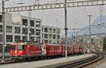 Aus Richtung Landquart kommt die Ge 4/4 II 633  Zuoz  am 29.03.2022 in Chur an.