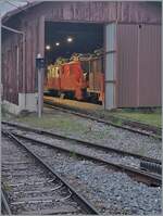 Leider nur in schlechter Handy Qualität: ein Blick ins Dépôt auf die beiden CEV He 2/2 Nr. 1 und 2. 

Die Aufnahme entstand in Blonay.

23. April 2025