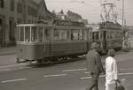 Die ehemalige Tramlinie 1 in Bern: Der nicht luftgebremste Motorwagen 146, bei dem der Wagenführer stehen muss, mit dem Anhänger 223 am Bahnhofplatz / Ostfassade des alten Berner Bahnhofs.