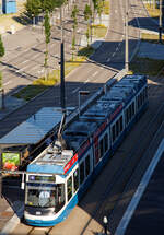 Die VBZ-Tram - Be 5/6 3028, eine Bombardier Cobra, als Linie 4 zum Bf.