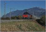 Die SBB Eem 923 023-8 mit einem Güterzug Richtung St-Maurice kurz nach Bex.