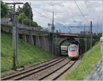 Ein SBB RABe 503 als EC von Milano nach Genève verlässt den Bahnhof von Villeneuve.