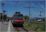 Ein RegioAlps RBDe 560  Domino  hat eine Menge Schüler nach Hause gebracht.