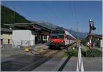 Der Regioalps Regionalzug 6111 von St-Gingolph nach Brig beim Halt im Bahnhof von Massonggex.