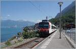 Der SBB RBDe 560 221-4 (RBDe 560 DO 94 85 7 560 221-4 CH-SBB) mit B (B NPZ DO 50 85 29-43 140-7 CH-SBB) und ABt (ABt NPZ DO 50 85 39-43 804-6 CH-SBB) erreicht als Regionalzug 6120 von Brig kommend