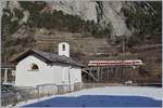 Im Vordergrund die aus dem Jahre 1445 stammende Chapelle des Sept Joies (die Sieben Freuden Marias) in Sembrancher und im Hintergrund ein RegionAlps RABe 525 als TMR Regionalzug 26118 auf dem Weg von