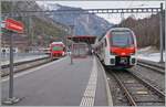 Sembrancher: der aus Orsières angekommene EVO RABe 5233 701 wir in Kürze nach Orsières zurück fahren, während auf Gleis 2 der Anschlusszug nach Martigny, bestehend aus zwei