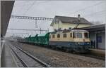 Die IRSI/IGE  Rheingold  Re 4/4 II 11387 (Re 421 387-2) im Dienste der BAM MBC stehet mit ihrem Kieszug nach Apples im Bahnhof von Gland, und wird in Kürze nach Morges abfahren. 

22. Feb. 2024
