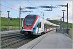 Der SBB LEX RABe 522 226 erreicht auf der Fahrt als RL5 von Genève nach La Plaine den Halt Russin. 

26. Aug. 2024