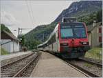 Der SBB RBDe 560 (Domino) verlässt den kleinen (Kreuzungs)-Bahnhof Champ-du-Moulin Richtung   Neuchâtel.