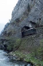 Im Juli 1983 fährt eine Re 4/4 I durch die Klus zwischen Choindez und Moutier.