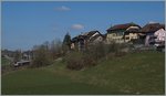Rechts im Bild der Ort Puidoux - der Flirt links unten im Bild auf der Fahrt nach Palézieux hat den zum Ort gehörigen Bahnhof Puidoux Chexbres schon vor ein paar Minuten verlassen.