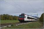 Der Palézieux von der  Hauptstrecke  Lausanne - Bern abgezweigte SBB Domino ist auf dem Weg ins Broyetal und erreicht den Halt Palézieux Village. 

22. Okt 2020